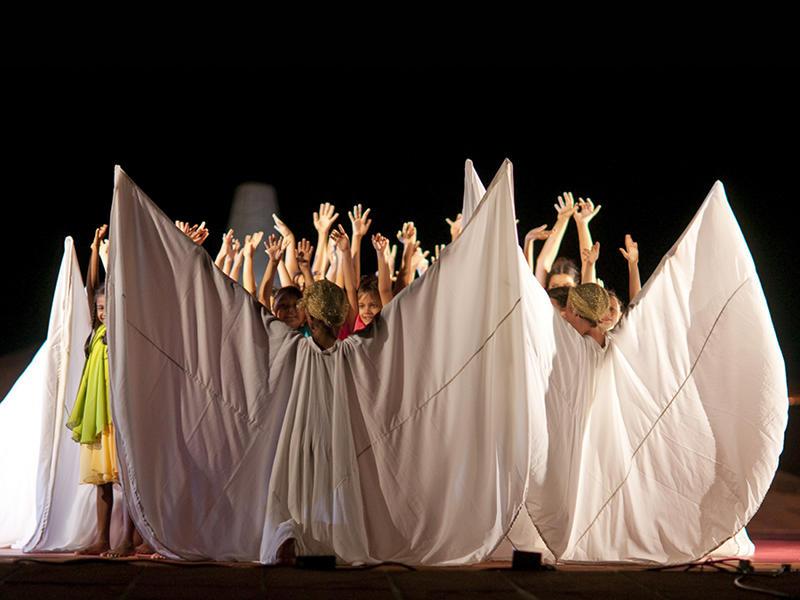 Photographer: | Children dancing in adoration of the Mother (Photo: Giorgio)