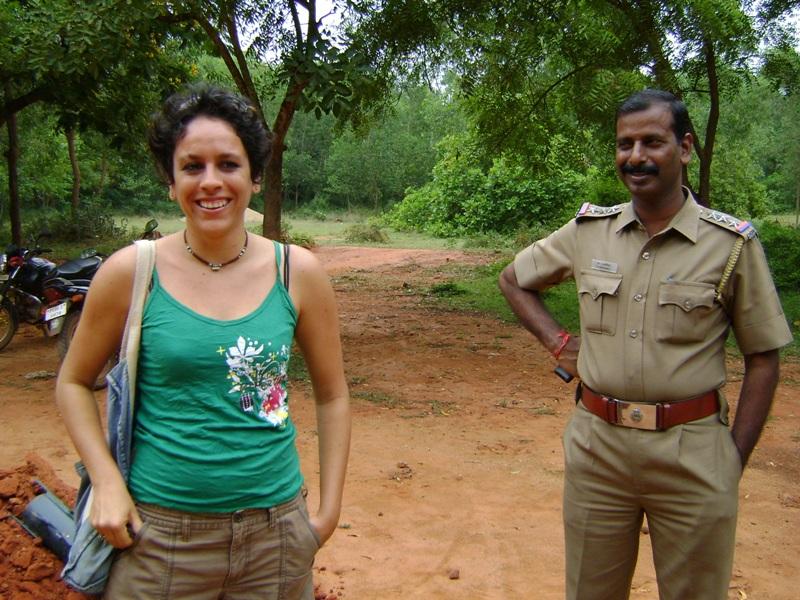 Photographer:Chloe | Anandamayi avec un policer du Tamil Nadu 
