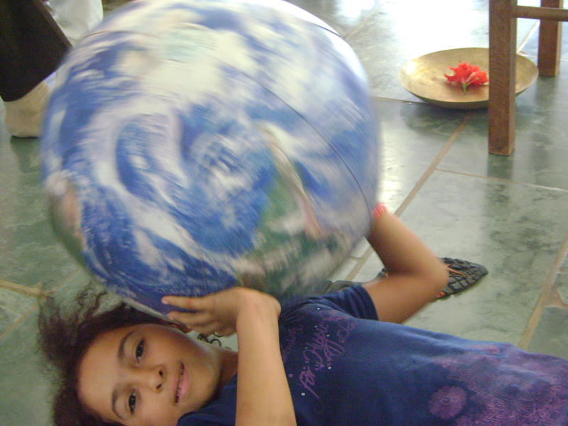 Photographer:Miriam | Amelia holding the globe 