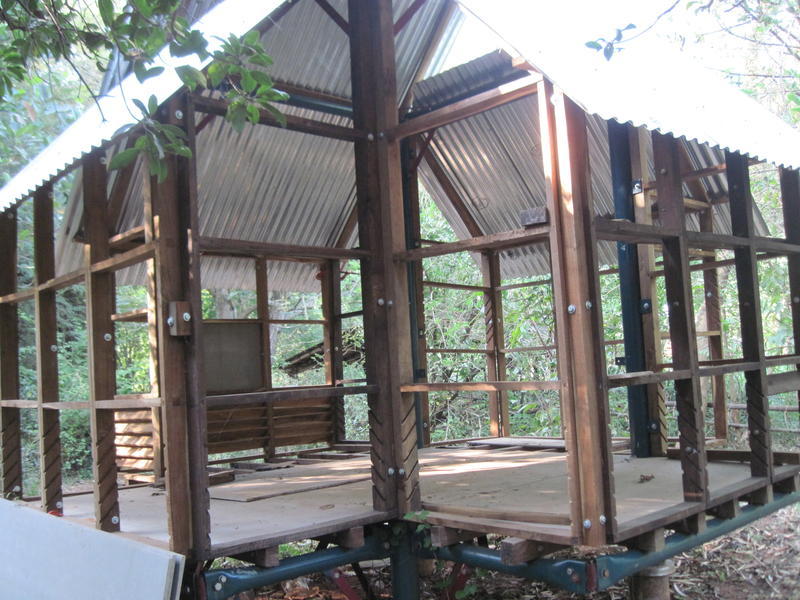 Photographer:Marlenka | De-mountable house built by Johnny in the Auroville's forest. 