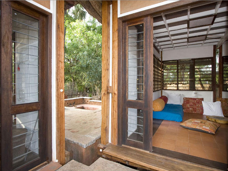 Photographer:Check out http://thelivinghouse.info/index.html | Living space with a sneak to the outside sitting area