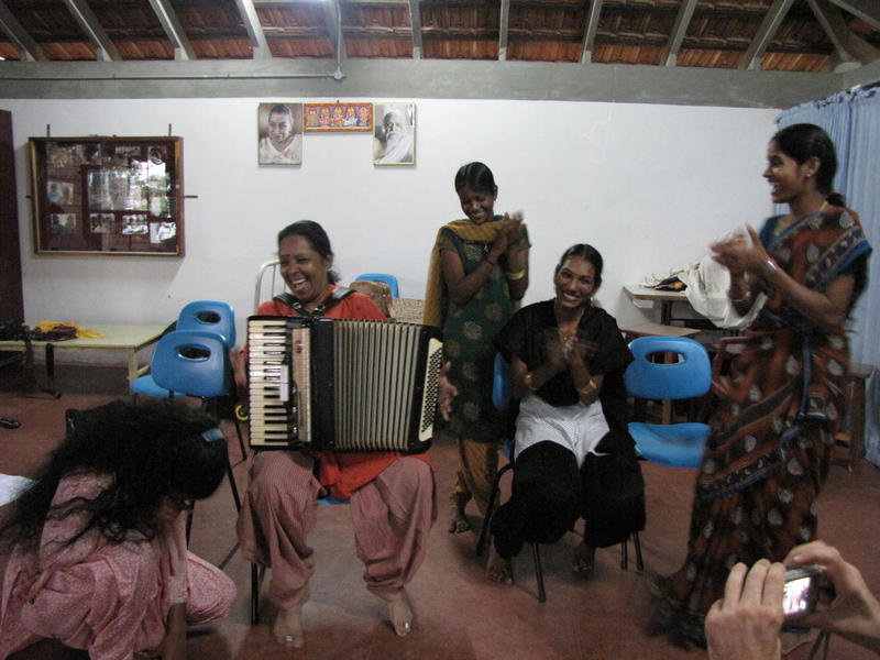 Photographer:Montse | LEC' girls playing with the accordion 