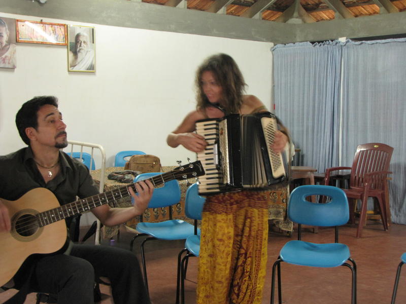 Photographer:Montse | Ludovica and Paolo performing gypsy rhythms