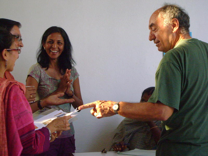 Photographer:Montse | Jyoti Khare talking with assistants