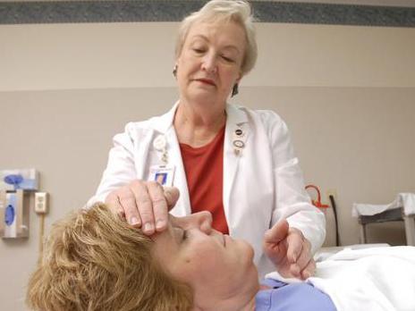 Photographer:University of Cincinnati | nurse Judy Bowers practices Healing Touch