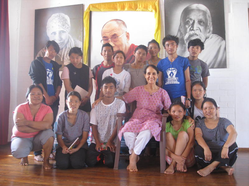 Photographer:Divya | Loretta with students at the Tibetan Pavilion