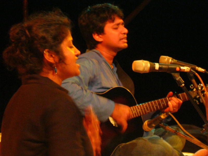 Photographer:Maria | Bindhu Malini and  Vedanth Bharadwaj singing and playing music together with a Folk-Blues acoustic set