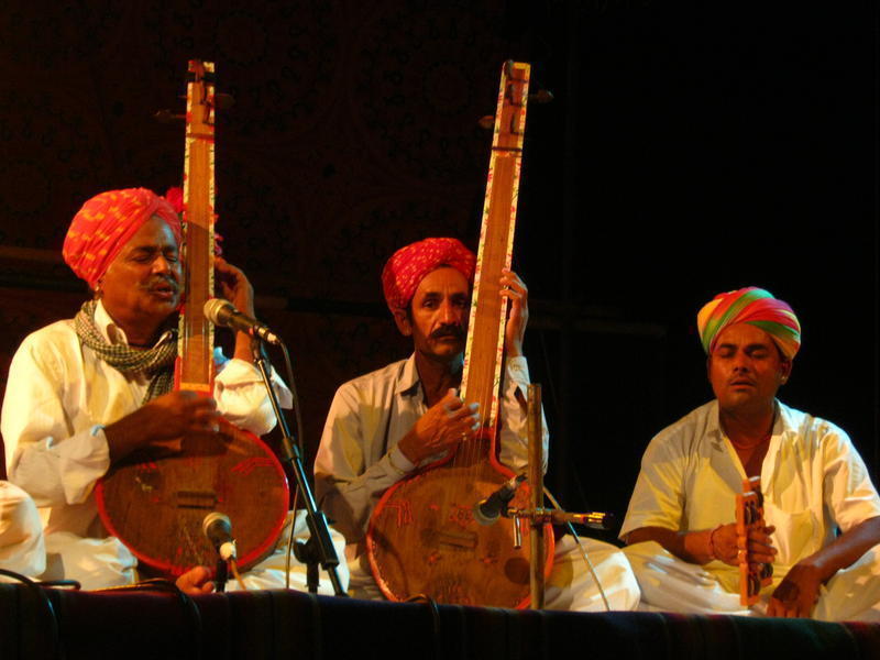 Photographer:Maria | Mahesha Ram singing and playing with the musicians of the group