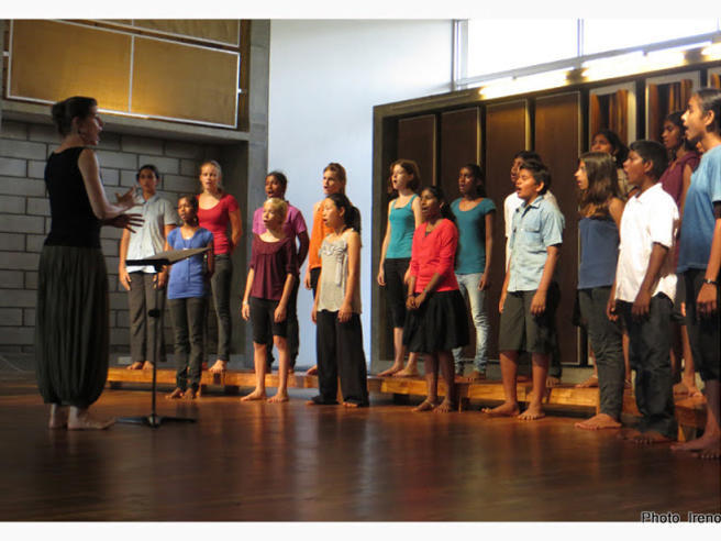 Photographer:Ireno Guerci | Nuria conducting the Auroville Youth Choir 