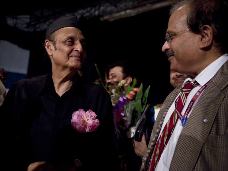 Photographer:Andrea Kunkl | Dr. Karan Singh and the director of the Jipmer Hospital