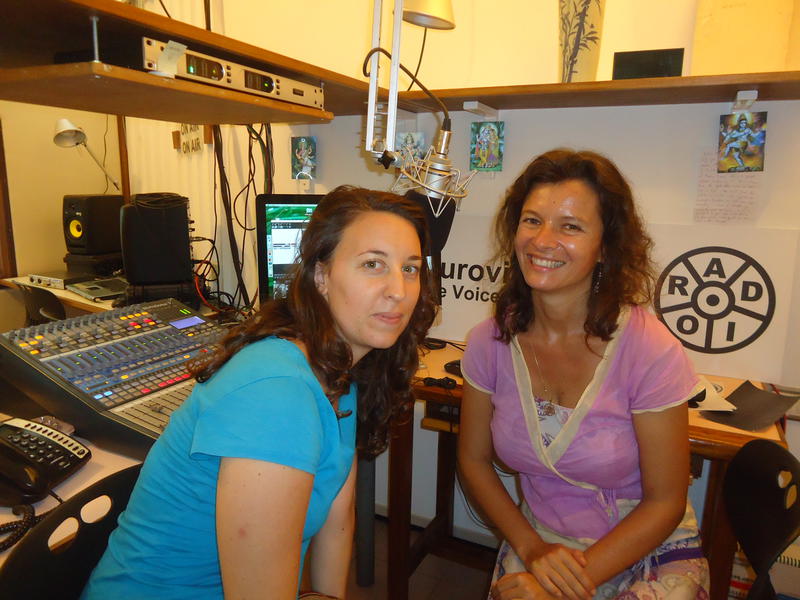 Photographer:Renu | Chloé et Sandrine dans le studio d’Auroville Radio
