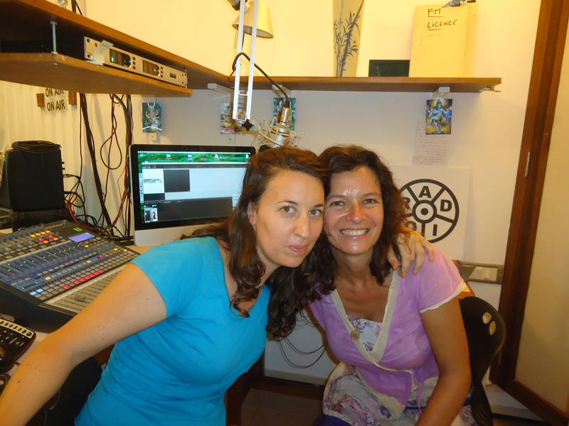 Photographer:Renu |  Chloé et Sandrine dans le studio d’Auroville Radio
