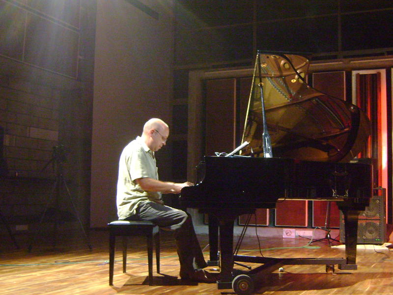 Photographer:Nola | Hartmut on piano 