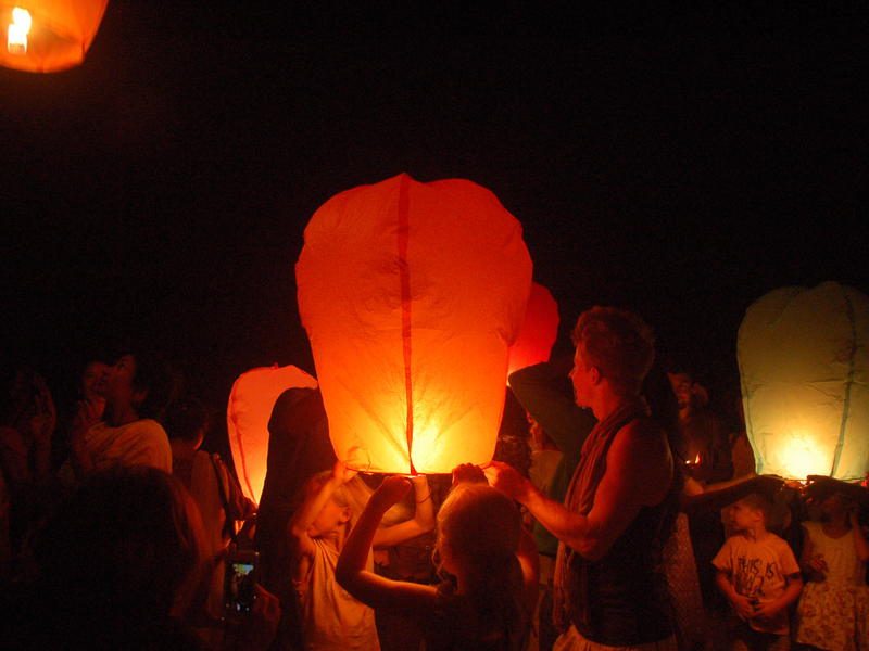Photographer:Frida | Guests littet Chinese sky lanterns