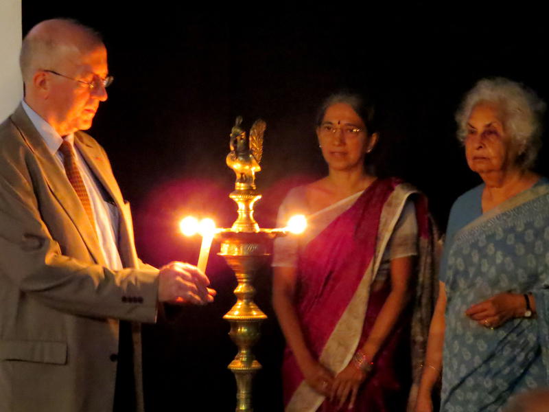 Photographer:Raghu Menon | Lighting the lamp at the closing ceremony
