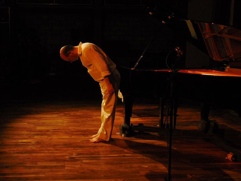 Photographer:Andrea | Frank Gutschmidt bows after his performance as a guesture of thankfulness.