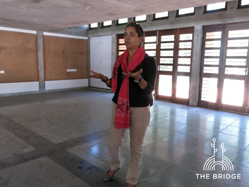 Photographer:Cassandra | Auroville architect Suhasini taking us on a tour through the sustainable building 