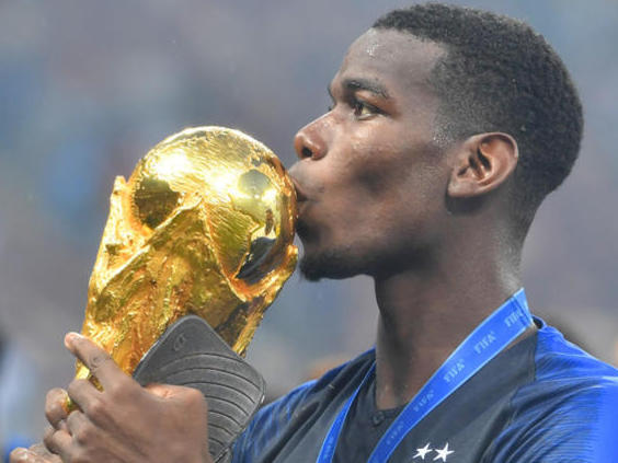 Photographer:web | Pogba kisses the trophy