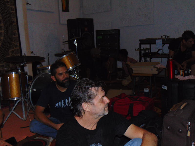 Photographer:Gino | Gerard (front). On the back the guitarist of the band resting.