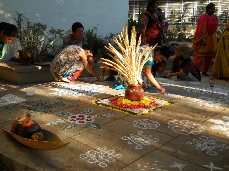 Photographer:Nelson | People joining in the making of mandalas
