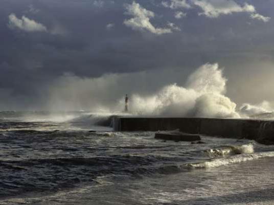Photographer:web | increasing winds with approaching cyclone Gaja, fishermans should stay ashore