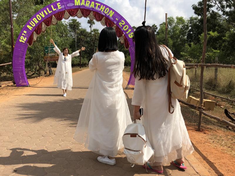 Photographer:Andrea | Chinese girls heading the Matrimandir posing under the start of the Auroville 12th marathon